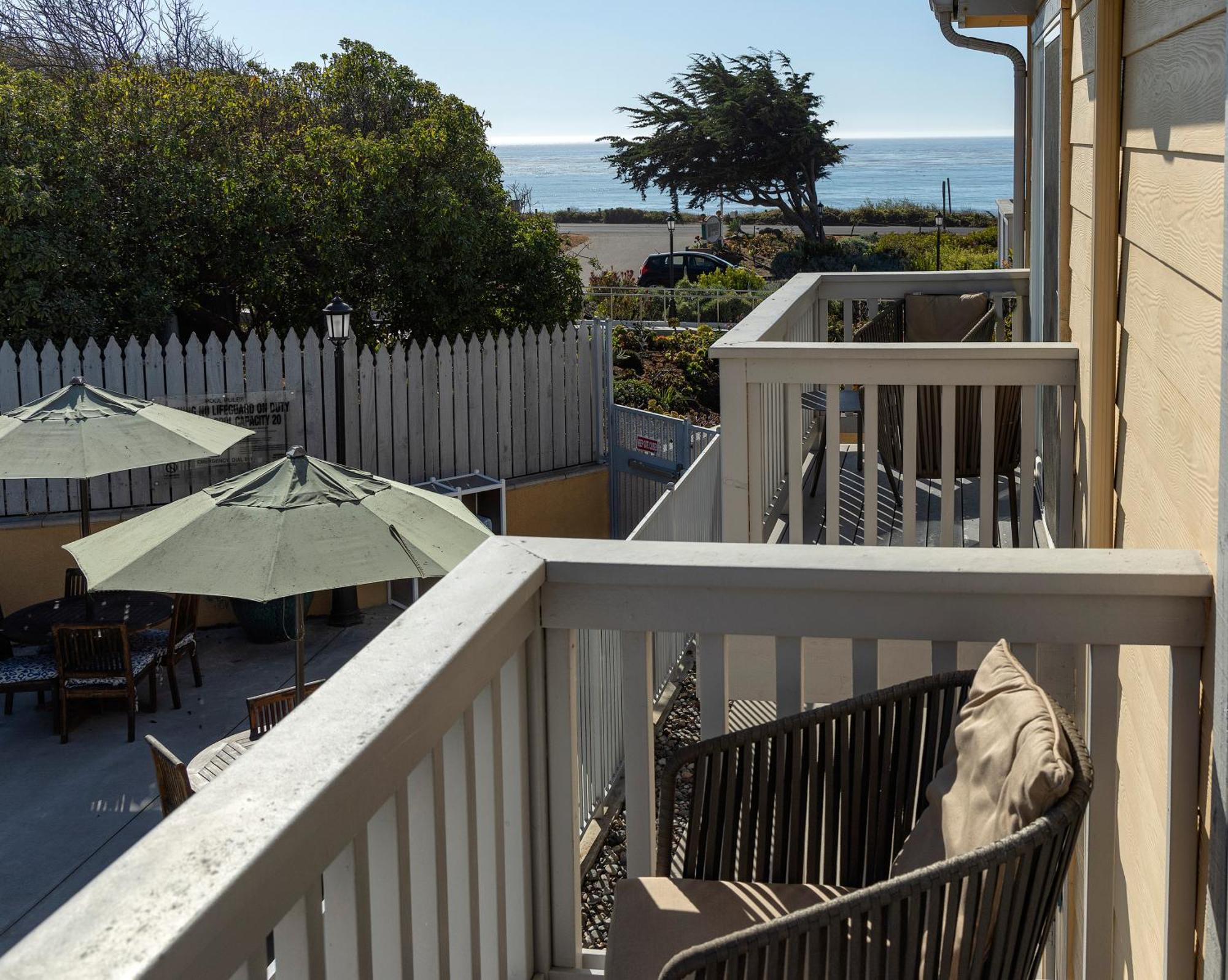 Pelican Inn & Suites Cambria Exterior photo